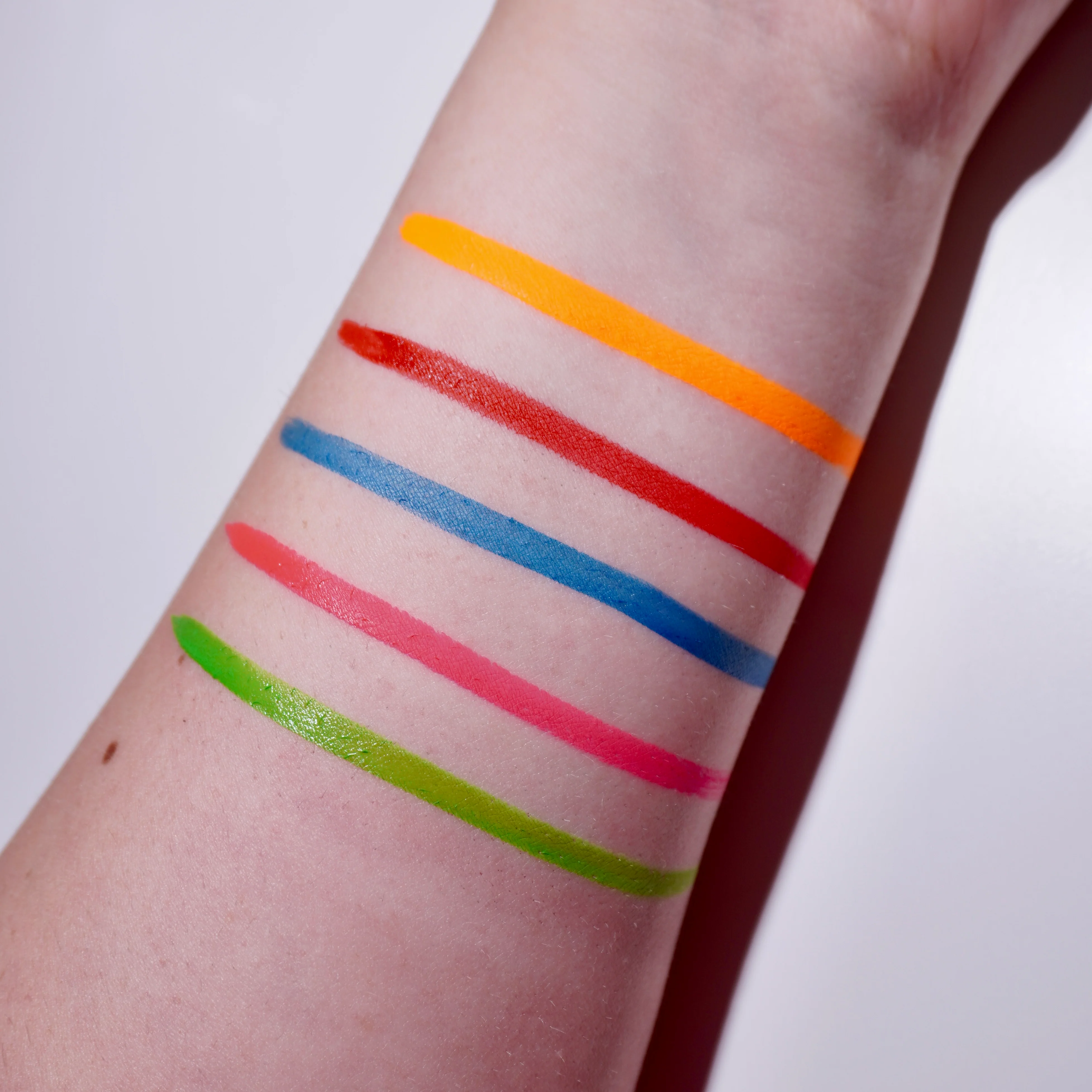 Neon (UV) Circle Split Liner - Eyeliner - Glisten Cosmetics - Image 3