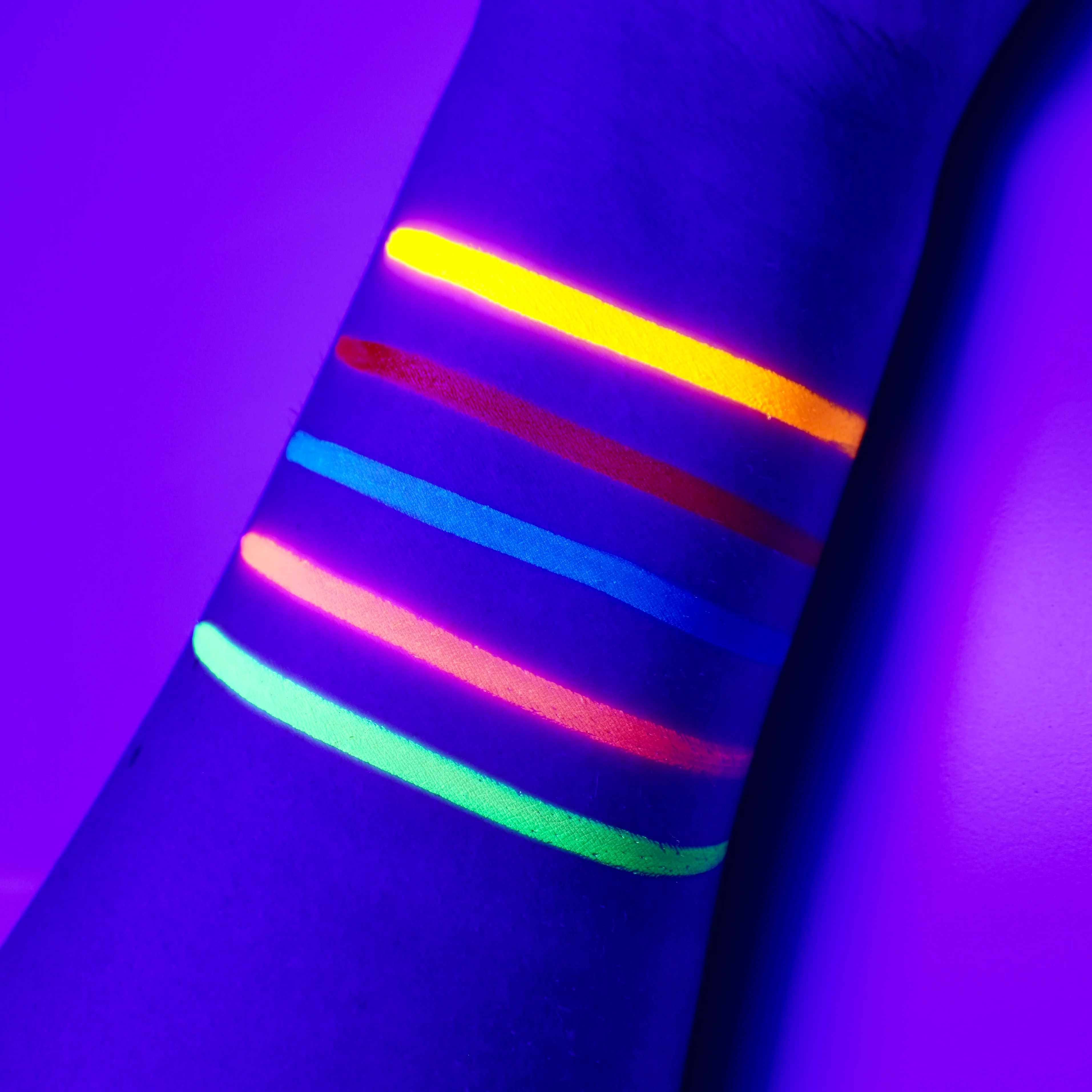 Neon (UV) Circle Split Liner - Eyeliner - Glisten Cosmetics - Image 4