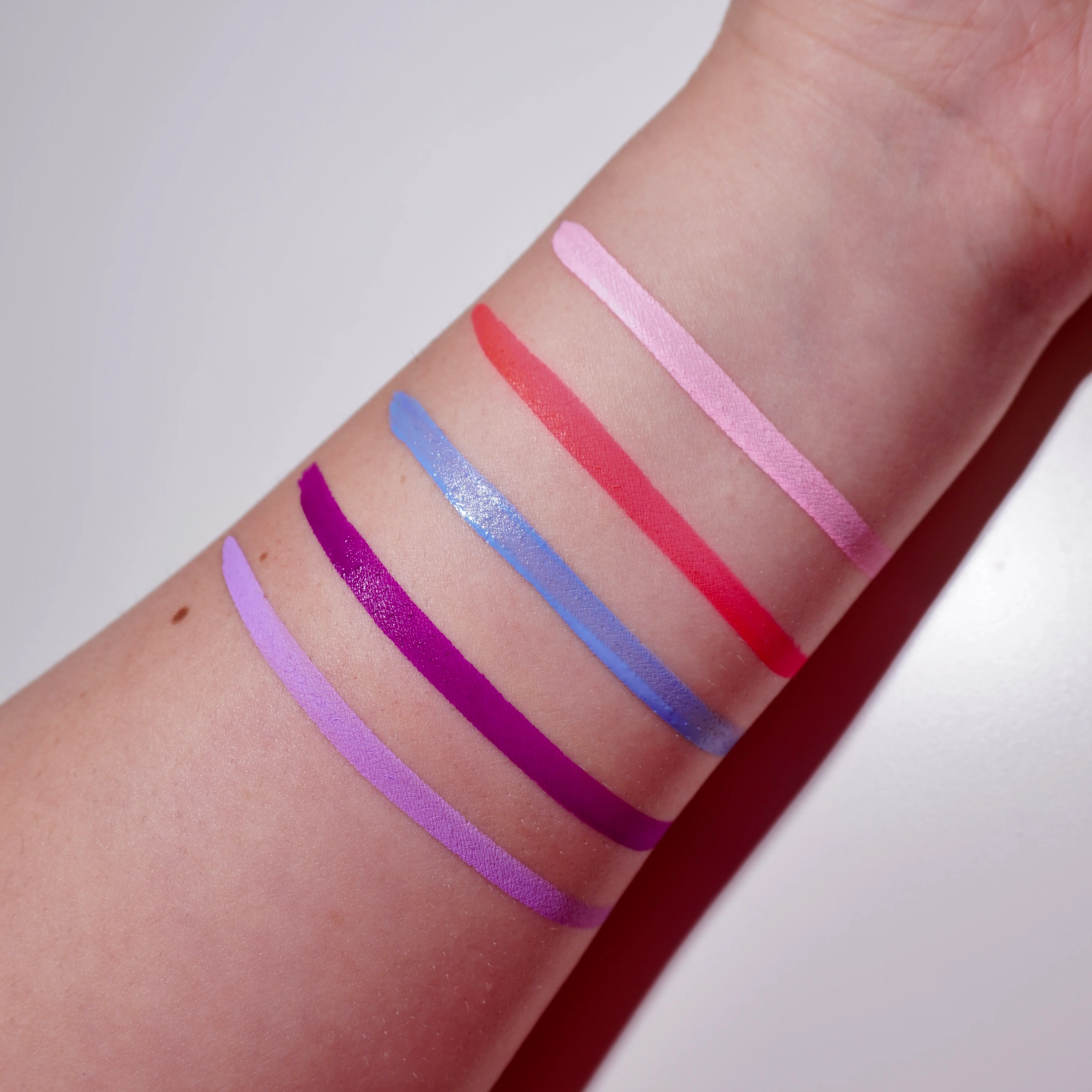 Vibrant (UV) Circle Split Liner - Eyeliner - Glisten Cosmetics - Image 3