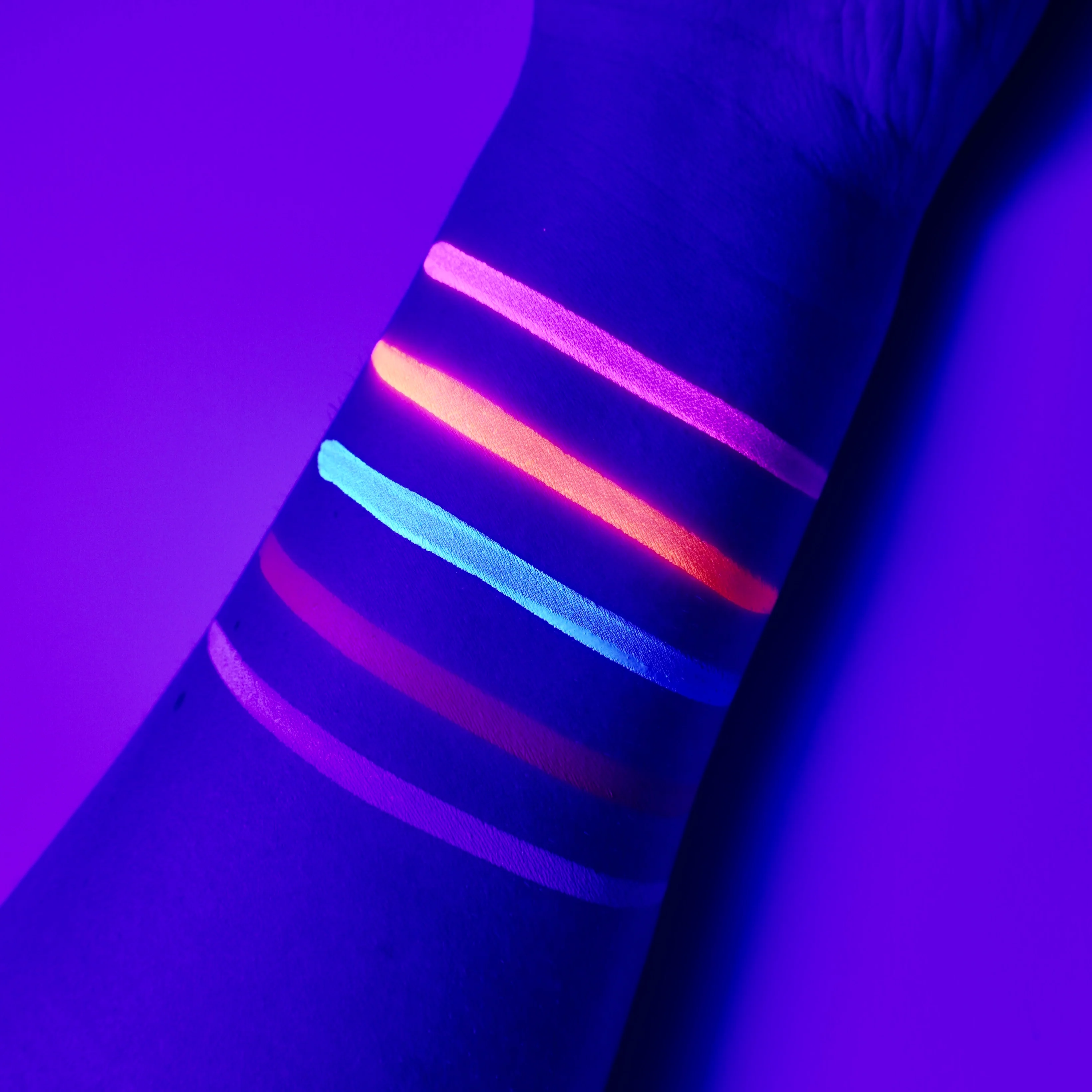 Vibrant (UV) Circle Split Liner - Eyeliner - Glisten Cosmetics - Image 4